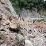 गुल्मी खण्डको कालीगण्डकी करिडोरअन्तर्गत गरगरेमा सडक अवरुद्ध