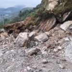 सिद्धबाबामा पहिरोसहित ढुङ्गा खस्दा सिद्धार्थ राजमार्ग अवरुद्ध