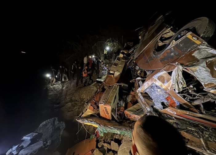 धादिङको चरौंदी नजिकैबाट त्रिशूलीमा बस खस्दा १७ यात्रुको मृत्यु, केहीको उद्धार हुँदै