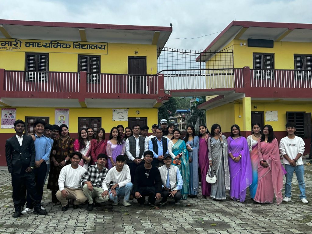 सिद्धेश्वरका कक्षा ११ का विद्यार्थीद्वारा कक्षा १२ का विद्यार्थीलाई टीका खादासहित विदाई