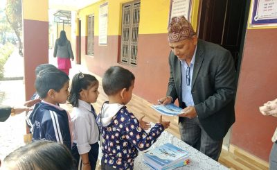 जन्मदिनमा समाजसेवा : प्रधानाध्यापकको हातबाट विद्यार्थीहरुलाई शैक्षिक सामग्री वितरण